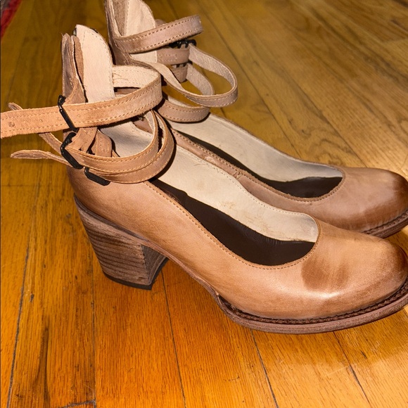 Freebird Randi tan beige antics size 9like new - Picture 5 of 11